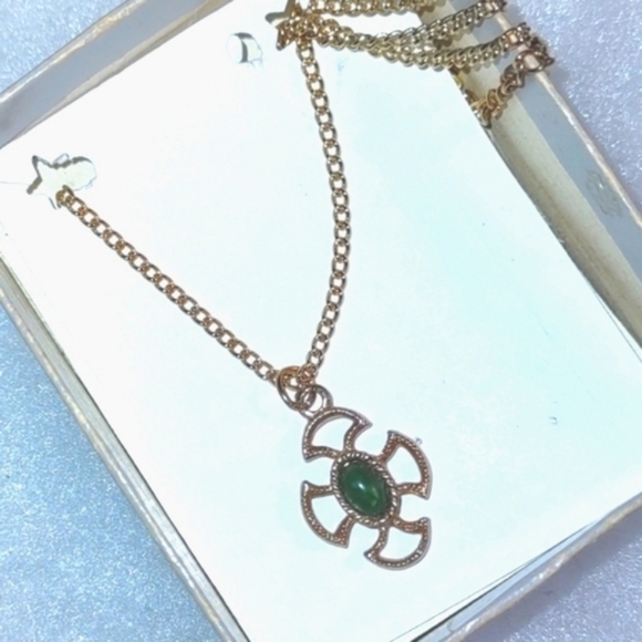 Avon Jade Green Baroness Celtic Cross Pendant - Picture 2 of 7